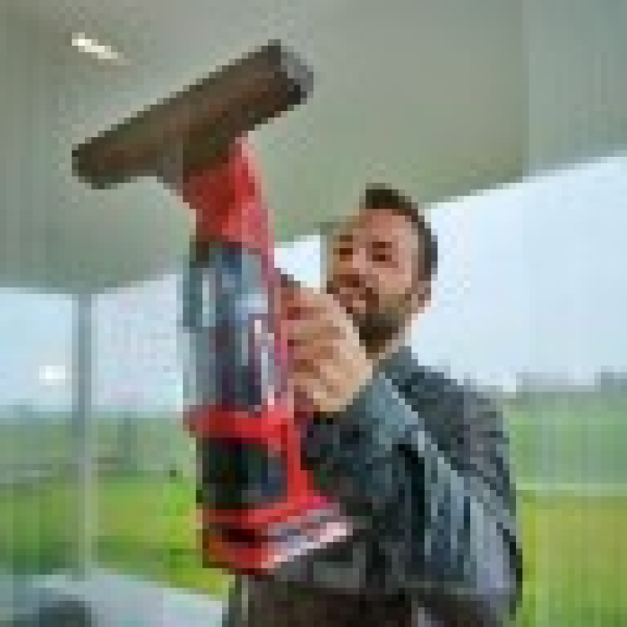 Мощное аккумуляторное устройство для мытья окон Einhell BRILLIANTO: с АКБ 18V 2.5Ah+ЗУ