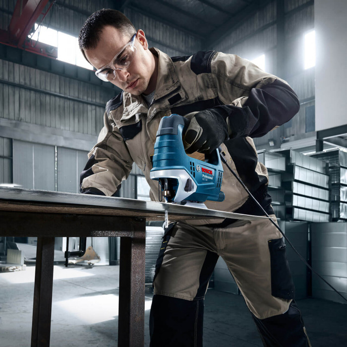 Профессиональный электрический лобзик Bosch GST 750: 520 Вт, глубина реза 75 мм, вес 2.3кг