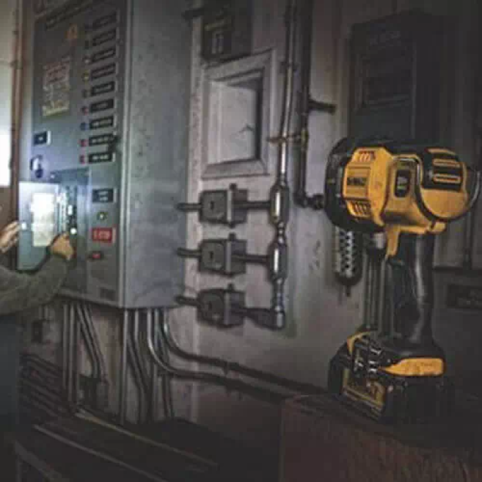 Профессиональный фонарь светодиодный аккумуляторный DeWALT DCL043 : без АКБ, световой поток 1000лм (DCL043)