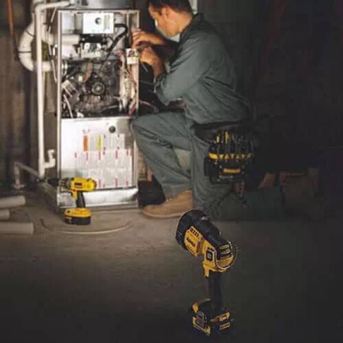 Профессиональный фонарь светодиодный аккумуляторный DeWALT DCL043 : без АКБ, световой поток 1000лм (DCL043)