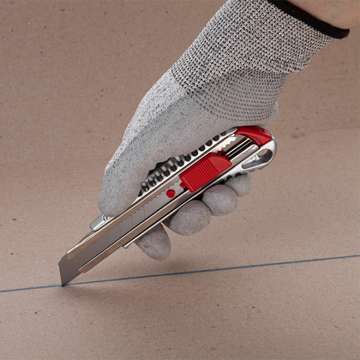 Ніж сегментний, 18 мм, металева напрямна, протиковзний корпус