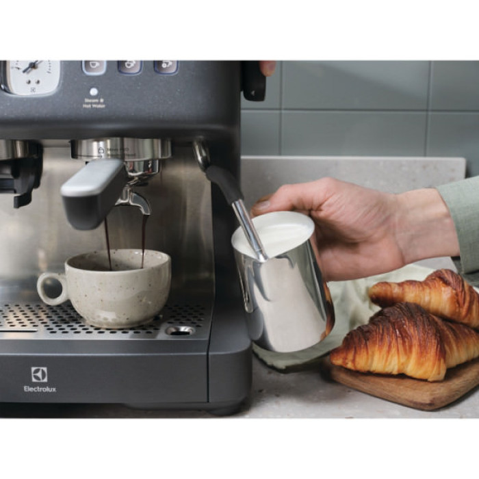 Ріжкова кавоварка еспресо Electrolux E8EC1-8BP