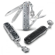 Ніж Victorinox Classic SD Brilliant Carbon + брелок-лого (0.6221.90)
