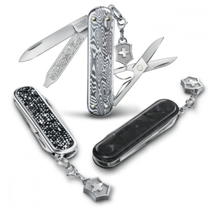 Ніж Victorinox Classic SD Brilliant Carbon + брелок-лого (0.6221.90)